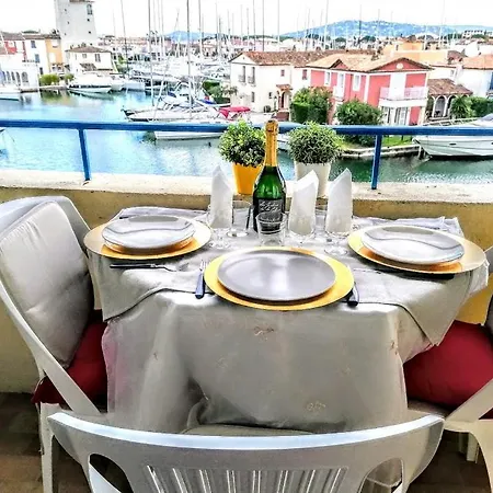 Port F2 * Grimaud